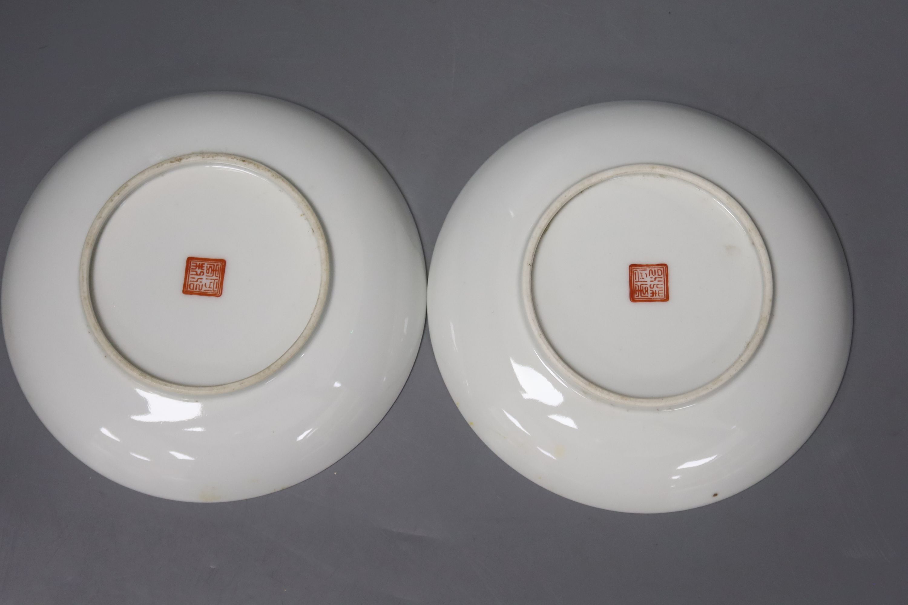 A pair of Chinese enamelled porcelain saucer dishes, diameter 14cm